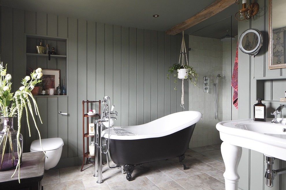 Пример оригинального дизайна: ванная комната среднего размера в стиле шебби-шик с ванной на ножках, душевой комнатой, инсталляцией, белой плиткой, серыми стенами, полом из травертина, консольной раковиной, серым полом и открытым душем