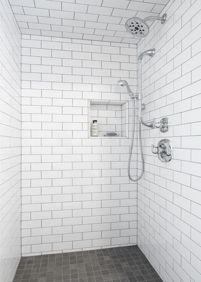 Idéer för att renovera ett litet lantligt badrum, med ett fristående badkar, en hörndusch, en toalettstol med separat cisternkåpa, vit kakel, keramikplattor, vita väggar, klinkergolv i porslin, ett nedsänkt handfat, bänkskiva i kvarts, grått golv och dusch med gångjärnsdörr