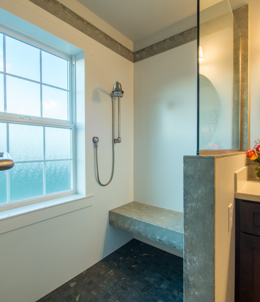 На фото: главная ванная комната среднего размера в стиле кантри с фасадами в стиле шейкер, темными деревянными фасадами, двойным душем, раздельным унитазом, зеленой плиткой, керамогранитной плиткой, синими стенами, полом из линолеума, врезной раковиной, столешницей из искусственного камня, бежевым полом, душем с распашными дверями, белой столешницей, сиденьем для душа, тумбой под две раковины и встроенной тумбой с