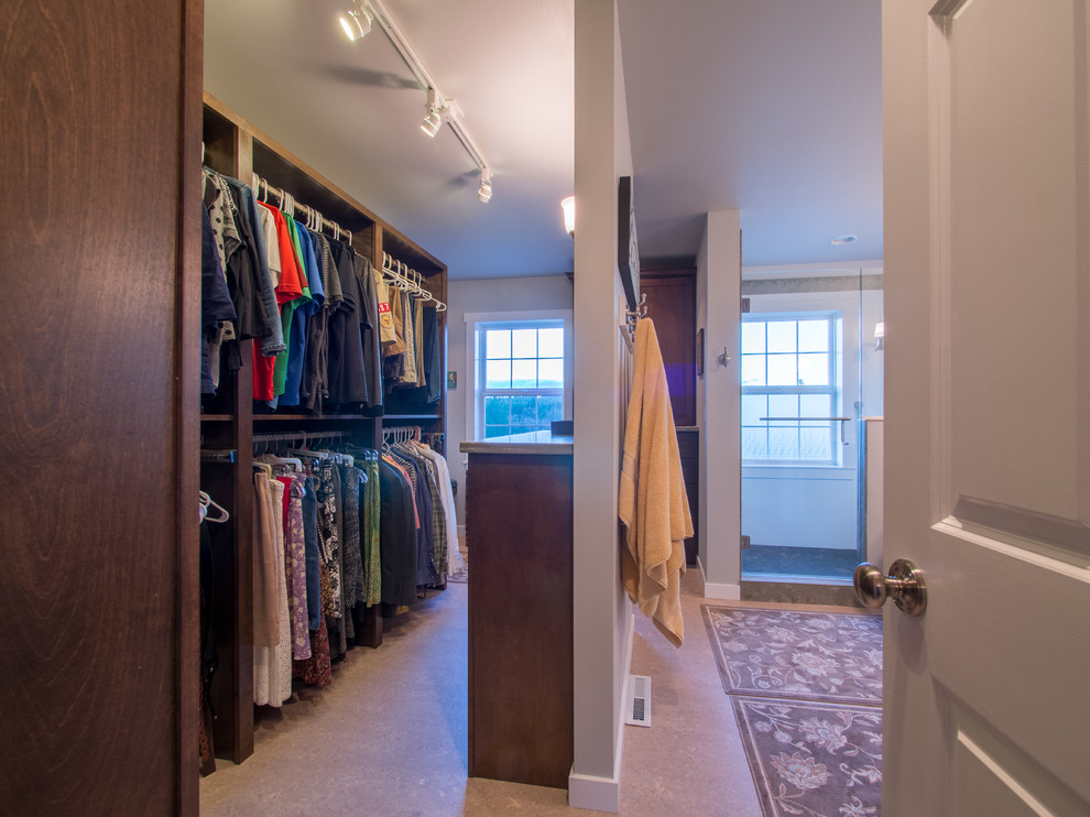 Modelo de armario vestidor unisex de estilo de casa de campo de tamaño medio con armarios estilo shaker, puertas de armario de madera en tonos medios, suelo de linóleo y suelo beige