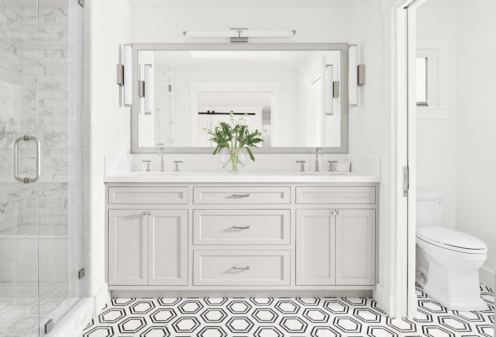 Bild på ett litet lantligt vit vitt en-suite badrum, med vita väggar, marmorgolv, vitt golv, skåp i shakerstil, grå skåp, en dusch i en alkov, vit kakel, marmorkakel, ett undermonterad handfat, marmorbänkskiva och dusch med gångjärnsdörr