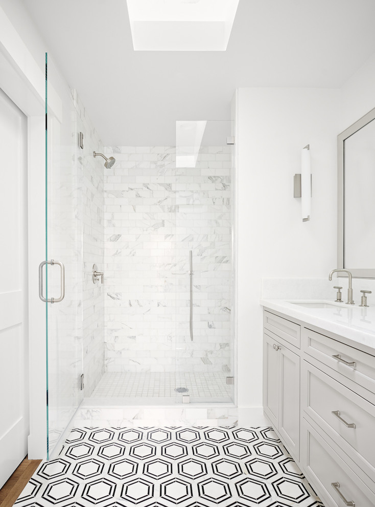 Inspiration för små lantliga vitt en-suite badrum, med skåp i shakerstil, en dusch i en alkov, vit kakel, marmorkakel, vita väggar, marmorgolv, ett undermonterad handfat, marmorbänkskiva, vitt golv, dusch med gångjärnsdörr och grå skåp