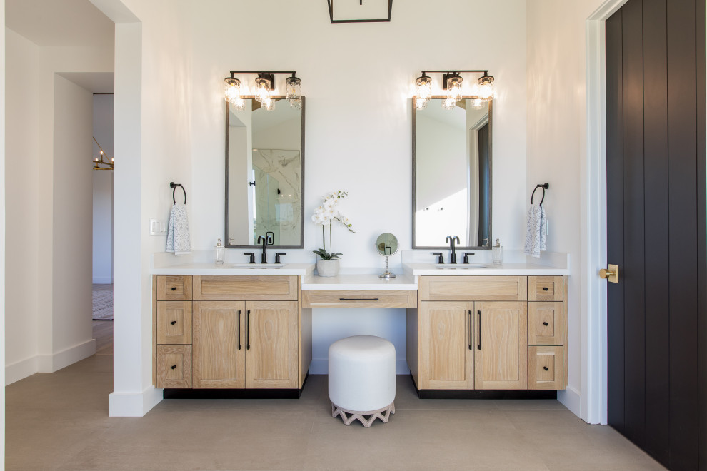Diseño de cuarto de baño principal y doble de estilo de casa de campo con armarios estilo shaker, puertas de armario de madera clara, paredes blancas, lavabo bajoencimera, suelo beige y encimeras blancas