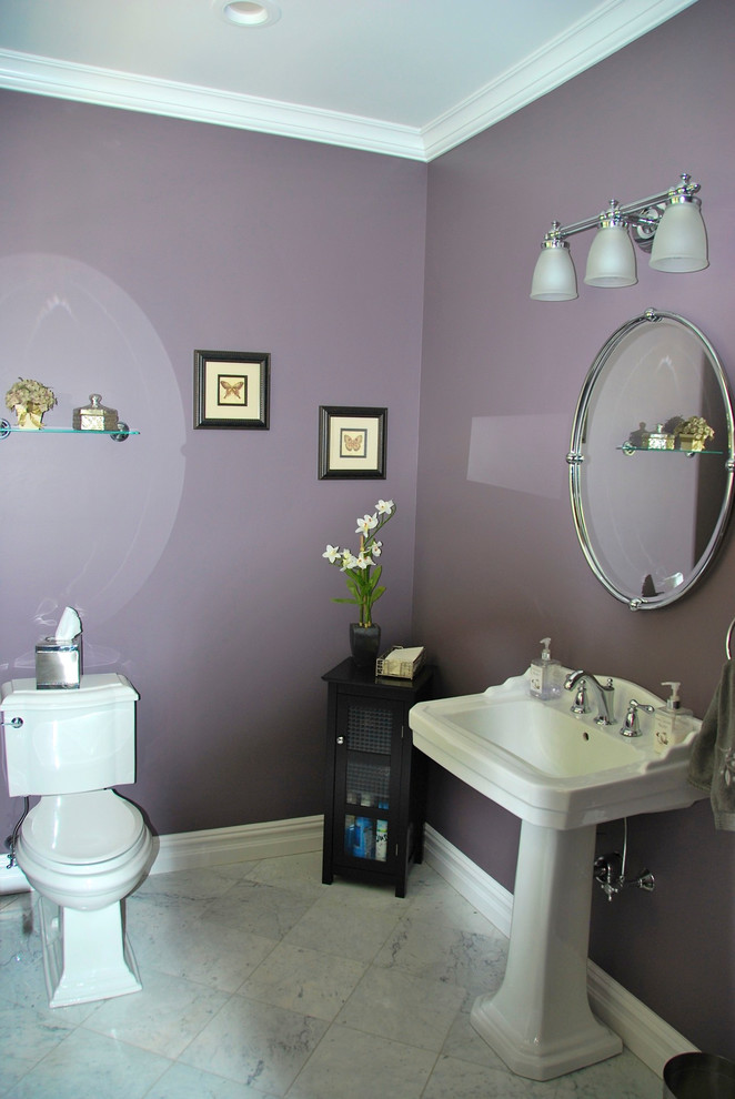 Immagine di una grande stanza da bagno chic con lavabo a colonna, WC a due pezzi, piastrelle grigie, pareti viola e pavimento in marmo