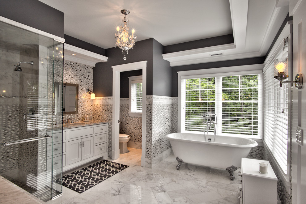 Foto på ett stort lantligt vit en-suite badrum, med skåp i shakerstil, vita skåp, ett badkar med tassar, svart och vit kakel, grå väggar, marmorgolv, ett undermonterad handfat, marmorbänkskiva, vitt golv, en kantlös dusch och dusch med gångjärnsdörr