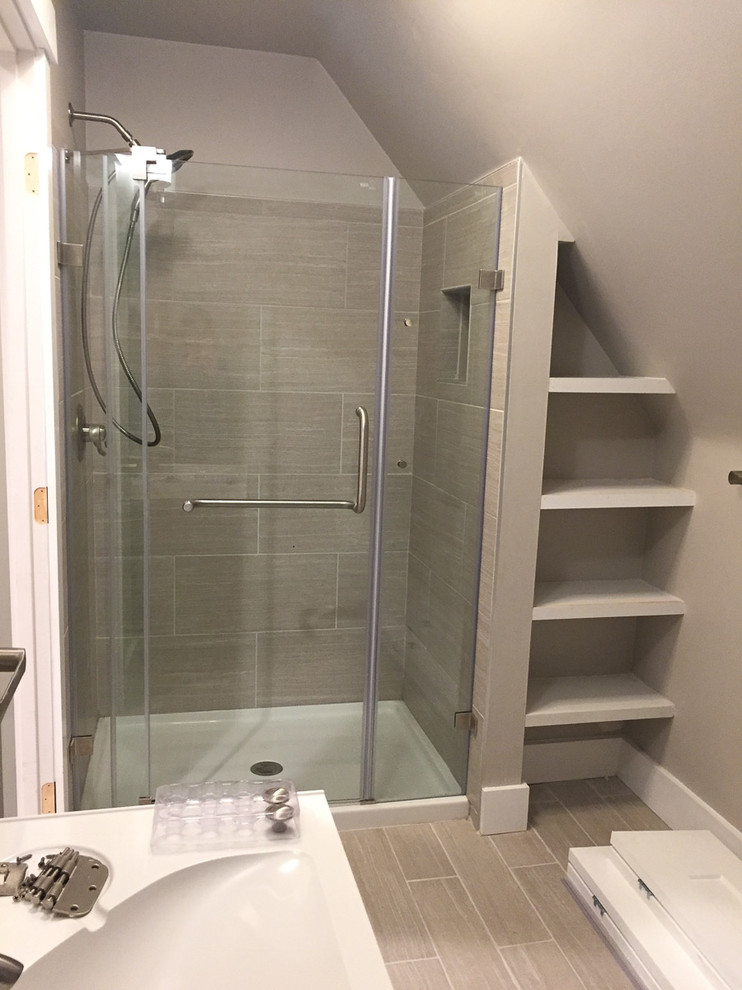Идея дизайна: ванная комната в стиле кантри с душем в нише, душевой кабиной, раковиной с пьедесталом и душем с распашными дверями