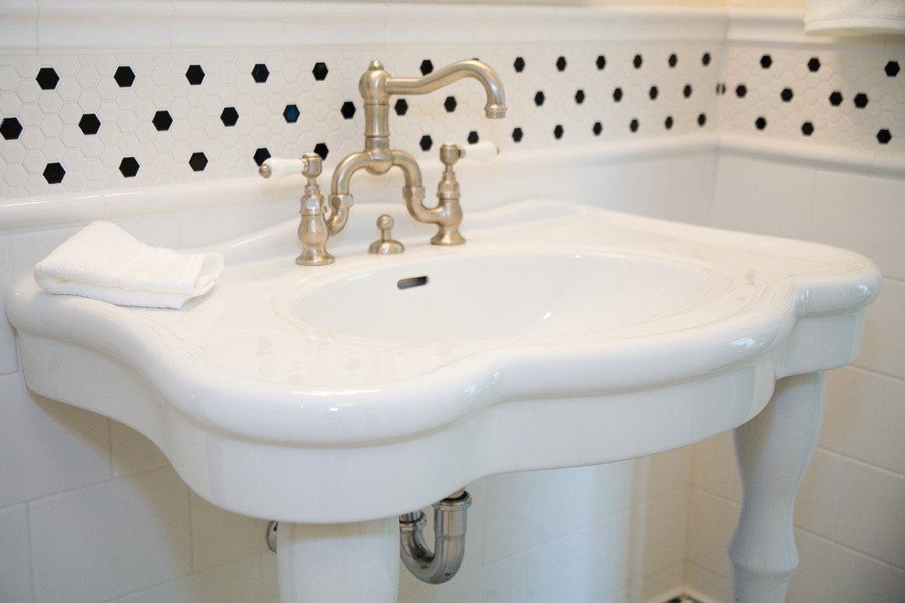 Immagine di una stanza da bagno con doccia country di medie dimensioni con lavabo a colonna, piastrelle bianche, piastrelle diamantate, pareti gialle e pavimento in gres porcellanato