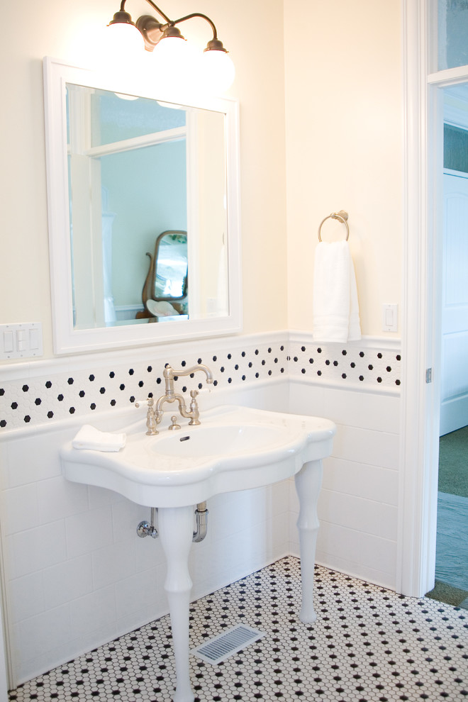 Immagine di una stanza da bagno con doccia country di medie dimensioni con top in marmo, doccia alcova, lavabo a colonna, pistrelle in bianco e nero, piastrelle a mosaico, pareti gialle e pavimento con piastrelle a mosaico