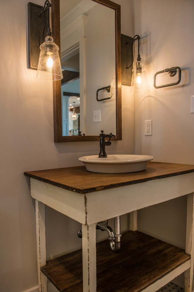 На фото: ванная комната среднего размера в стиле кантри с открытыми фасадами, искусственно-состаренными фасадами, душевой кабиной, настольной раковиной, столешницей из дерева и бежевыми стенами