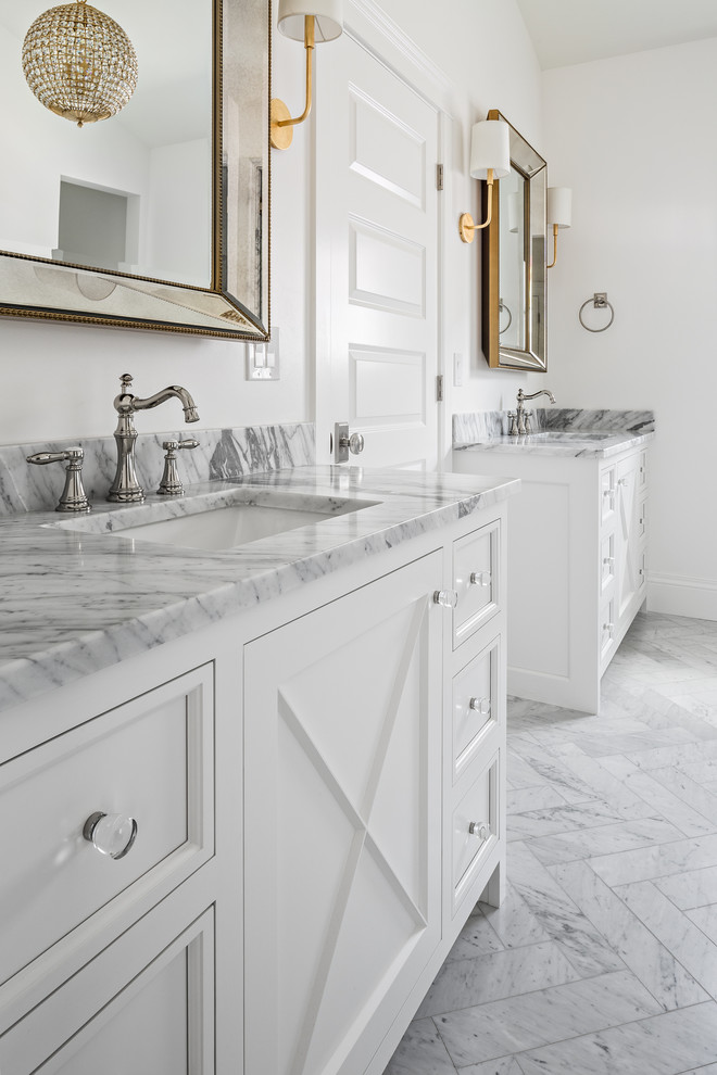 Immagine di una stanza da bagno country con ante con riquadro incassato, ante bianche, pareti bianche, lavabo sottopiano, pavimento bianco e top bianco