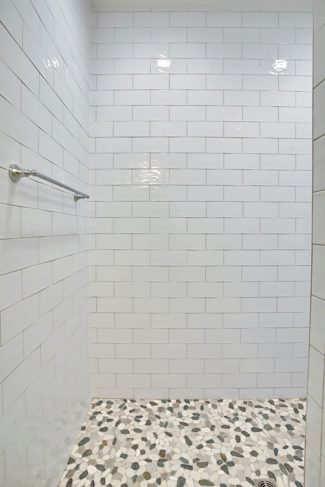 На фото: главная ванная комната среднего размера в стиле кантри с раздельным унитазом, белой плиткой, плиткой кабанчик, серыми стенами, серым полом, открытым душем, душем без бортиков и полом из галечной плитки с