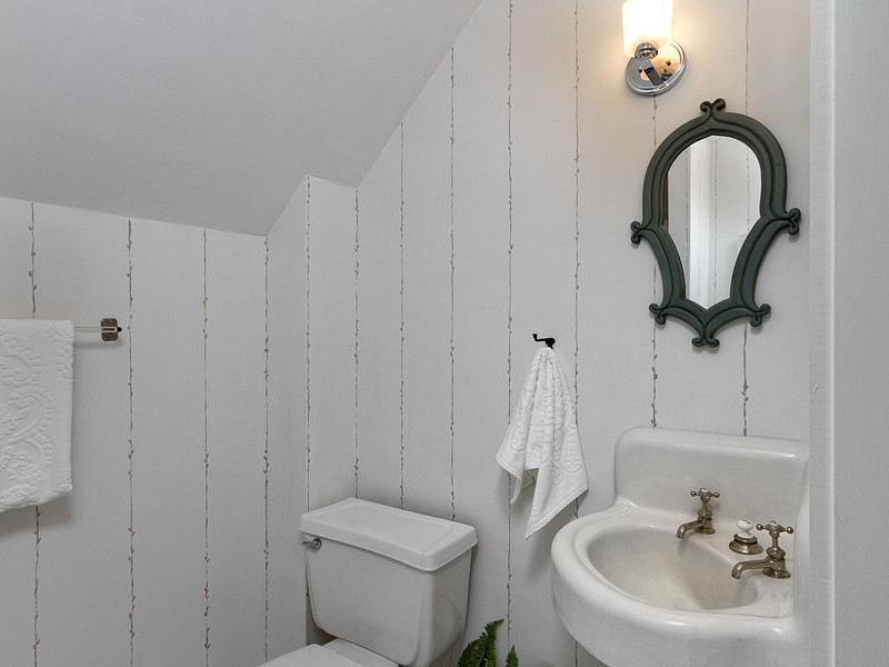 Idée de décoration pour une petite salle de bain champêtre.