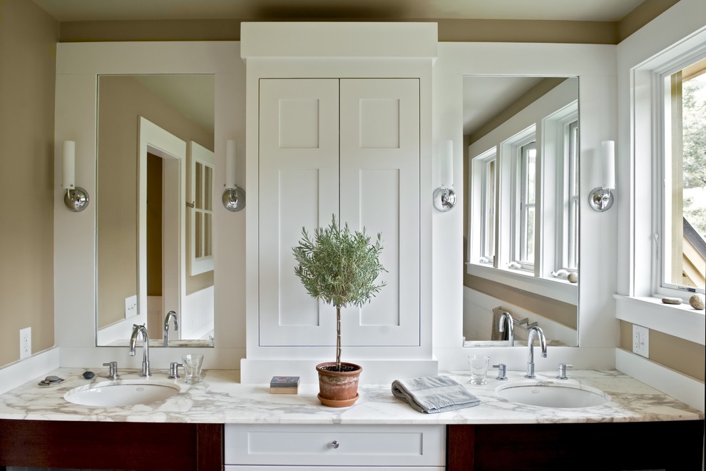 Réalisation d'une salle de bain champêtre avec un plan de toilette en marbre.