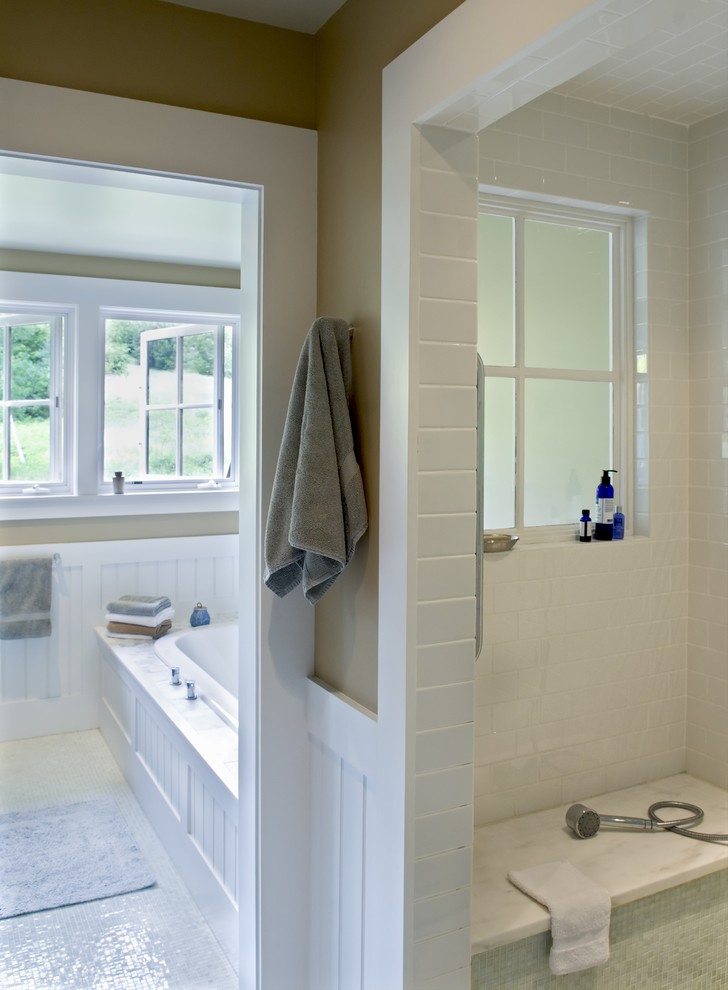 Ejemplo de cuarto de baño de estilo de casa de campo con baldosas y/o azulejos en mosaico