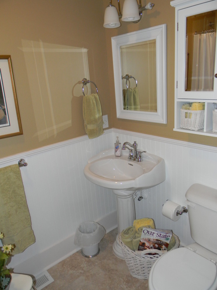 Inspiration för ett mellanstort vintage badrum med dusch, med ett badkar i en alkov, en dusch/badkar-kombination, en toalettstol med separat cisternkåpa, beige väggar, klinkergolv i keramik, ett piedestal handfat, beiget golv och dusch med duschdraperi
