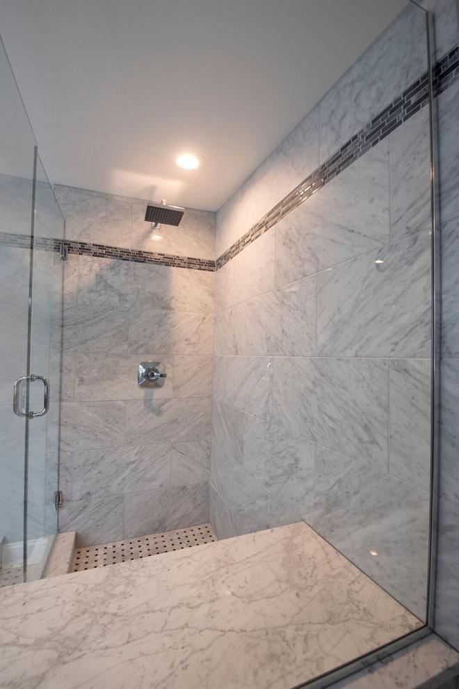Imagen de cuarto de baño principal, tradicional renovado, de tamaño medio, con ducha abierta, sanitario de dos piezas, baldosas y/o azulejos blancos, baldosas y/o azulejos de mármol, paredes grises, suelo de mármol, lavabo bajoencimera, encimera de mármol, suelo blanco y ducha con puerta con bisagras