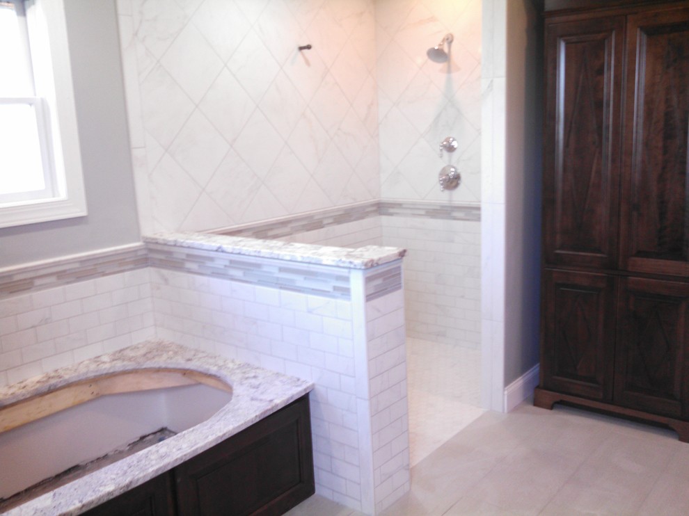 Cette photo montre une grande salle de bain principale rétro en bois foncé avec un placard avec porte à panneau encastré, un plan de toilette en granite, une baignoire en alcôve, une douche à l'italienne, un carrelage blanc et des carreaux de porcelaine.