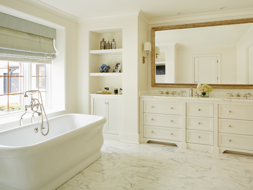 Foto de cuarto de baño rectangular de estilo de casa de campo con lavabo bajoencimera, armarios con paneles empotrados, puertas de armario blancas, bañera exenta y paredes blancas