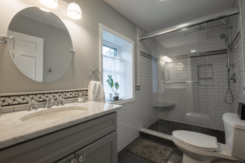 Inspiration för små lantliga vitt en-suite badrum, med skåp i shakerstil, grå skåp, en dubbeldusch, vit kakel, porslinskakel, grå väggar, klinkergolv i porslin, marmorbänkskiva, svart golv och dusch med skjutdörr