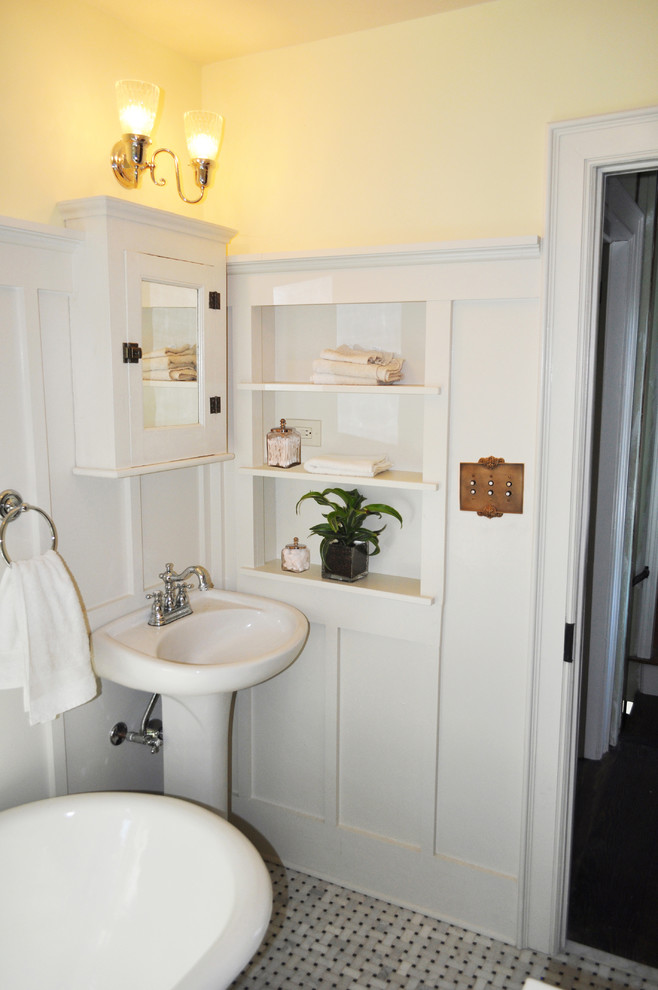 Idéer för små lantliga badrum, med ett piedestal handfat, ett badkar med tassar, en toalettstol med separat cisternkåpa, grå kakel, stenkakel, vita väggar och marmorgolv
