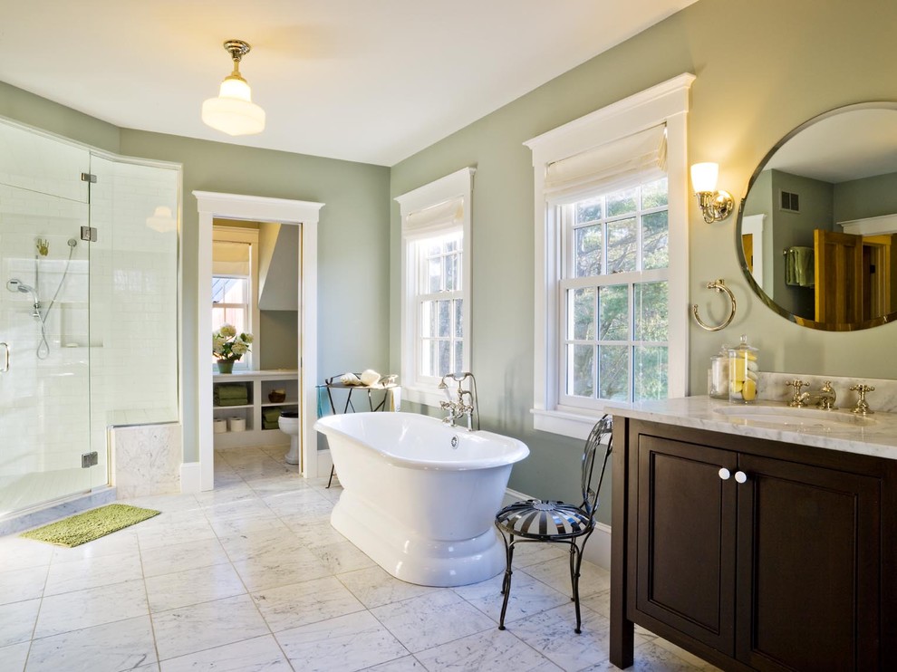 Modelo de cuarto de baño campestre con ducha esquinera, bañera exenta y paredes verdes