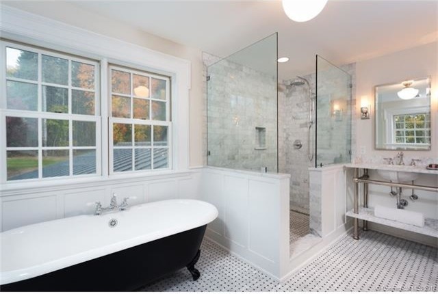 Exemple d'une grande salle de bain principale chic avec un placard sans porte, une baignoire sur pieds, une douche d'angle, un carrelage blanc, du carrelage en marbre, un mur beige, un sol en marbre, un lavabo encastré, un plan de toilette en marbre, un sol gris et aucune cabine.