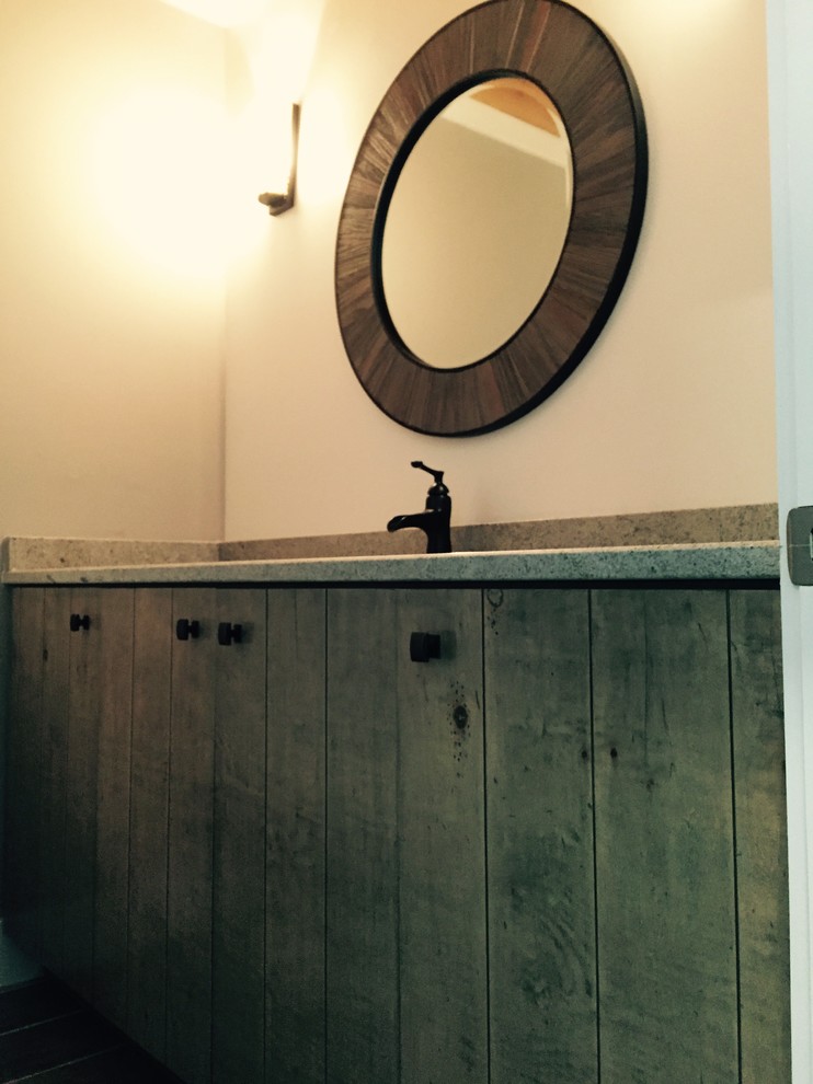 チャールストンにあるお手頃価格の小さなラスティックスタイルのおしゃれな浴室 (家具調キャビネット、ヴィンテージ仕上げキャビネット、御影石の洗面台、グレーのタイル、磁器タイル、グレーの壁、磁器タイルの床) の写真