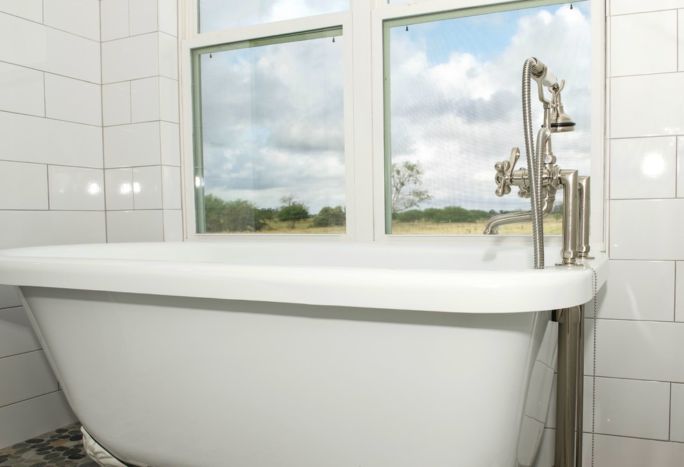 Exempel på ett mellanstort lantligt en-suite badrum, med skåp i shakerstil, grå skåp, ett badkar med tassar, en dusch/badkar-kombination, vit kakel, keramikplattor, beige väggar, klinkergolv i porslin, ett undermonterad handfat, bänkskiva i akrylsten och brunt golv