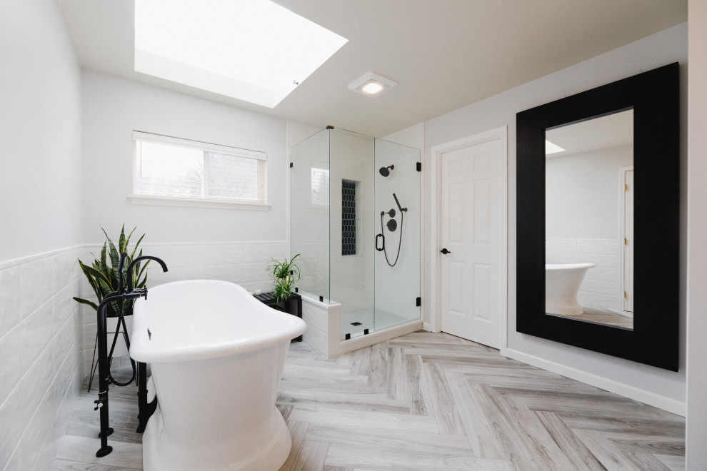 Inredning av ett lantligt en-suite badrum, med blå skåp, vit kakel, porslinskakel, vita väggar, klinkergolv i porslin och grått golv