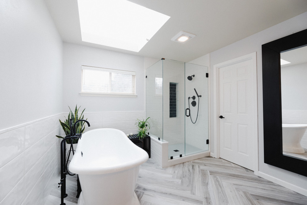 Cette photo montre une salle de bain principale nature avec des portes de placard bleues, un carrelage blanc, des carreaux de porcelaine, un mur blanc, un sol en carrelage de porcelaine, un sol gris, meuble double vasque et meuble-lavabo encastré.