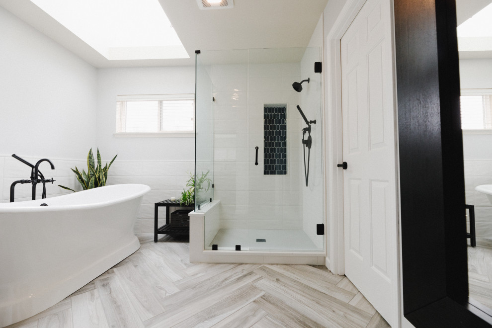 Landhaus Badezimmer En Suite mit blauen Schränken, weißen Fliesen, Porzellanfliesen, weißer Wandfarbe, Porzellan-Bodenfliesen, grauem Boden, Doppelwaschbecken und eingebautem Waschtisch in Seattle