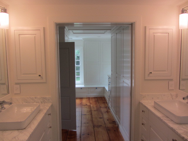 Ejemplo de cuarto de baño principal campestre grande con lavabo sobreencimera, puertas de armario blancas, paredes blancas y suelo de madera en tonos medios