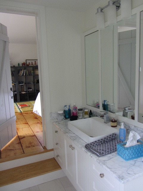 Esempio di una grande stanza da bagno country con lavabo a bacinella, ante bianche, doccia alcova, pareti bianche e pavimento in legno massello medio