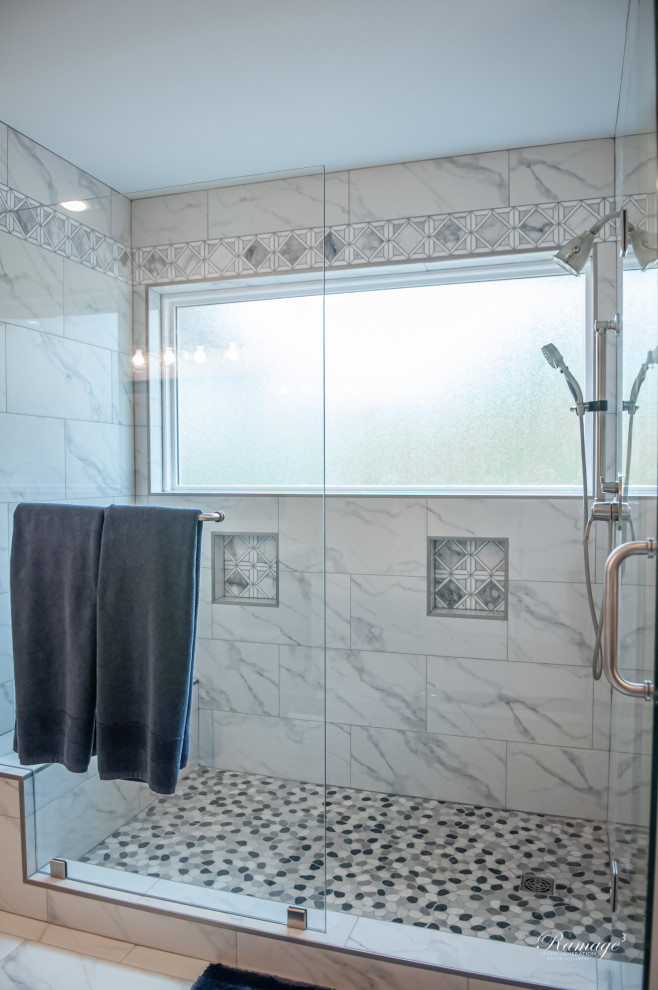 Lantlig inredning av ett mellanstort flerfärgad flerfärgat en-suite badrum, med skåp i shakerstil, vita skåp, mellanmörkt trägolv, brunt golv, en dusch i en alkov, en toalettstol med separat cisternkåpa, flerfärgad kakel, marmorkakel, blå väggar, ett undermonterad handfat, bänkskiva i kvartsit och dusch med gångjärnsdörr