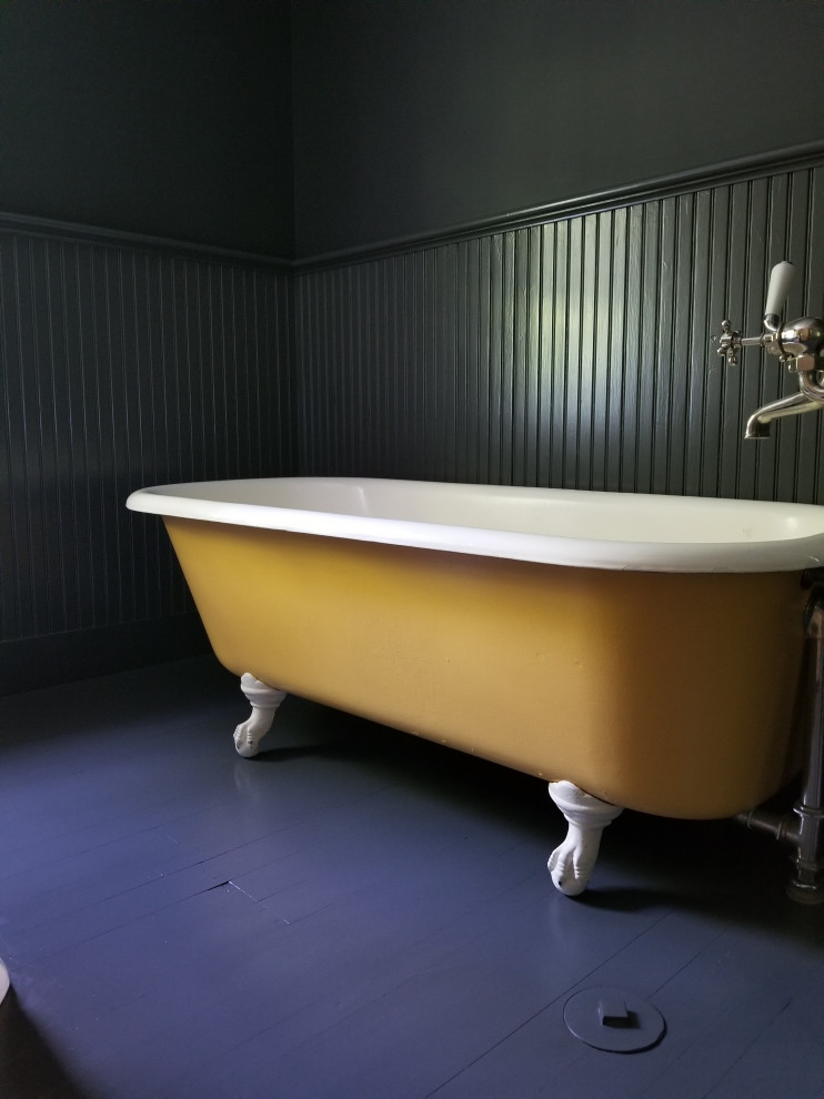 Идея дизайна: маленькая ванная комната в стиле кантри с раздельным унитазом, зелеными стенами, деревянным полом, душевой кабиной, фиолетовым полом, тумбой под одну раковину, встроенной тумбой, панелями на стенах, открытыми фасадами, желтыми фасадами, ванной на ножках, душем над ванной, раковиной с пьедесталом и шторкой для ванной для на участке и в саду