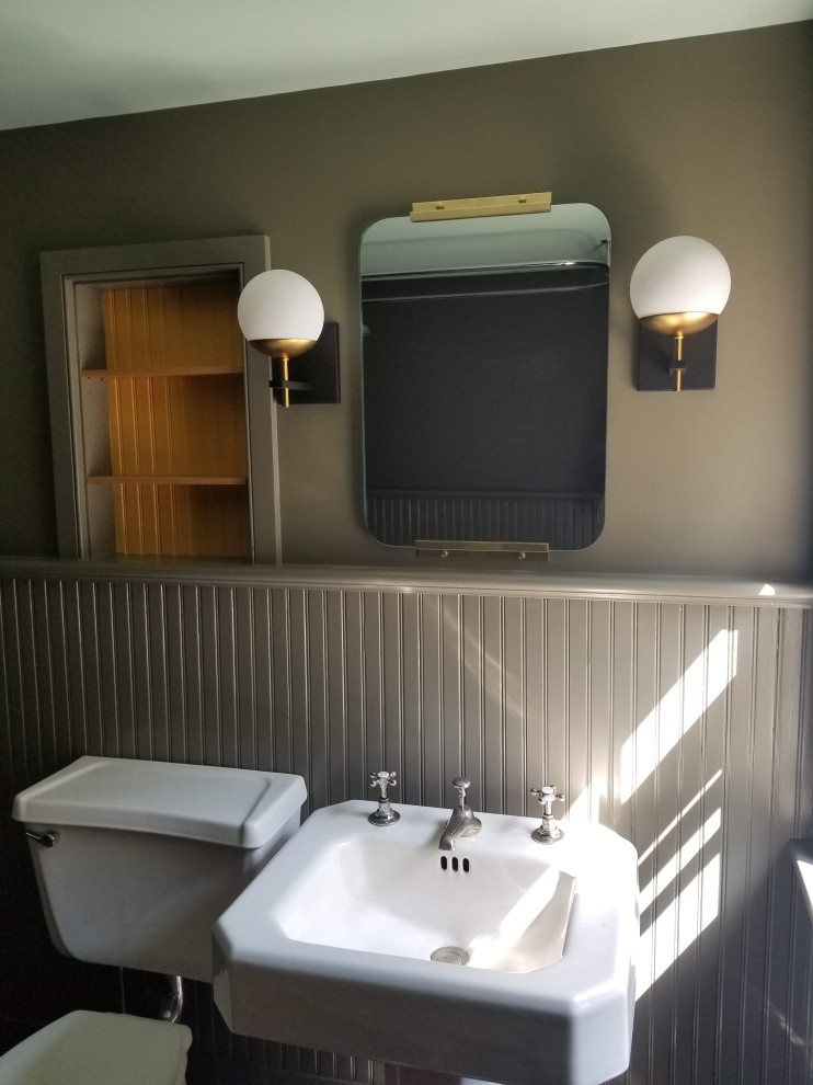 Inredning av ett lantligt litet badrum med dusch, med öppna hyllor, gula skåp, ett badkar med tassar, en dusch/badkar-kombination, en toalettstol med separat cisternkåpa, bruna väggar, målat trägolv, ett piedestal handfat, lila golv och med dusch som är öppen