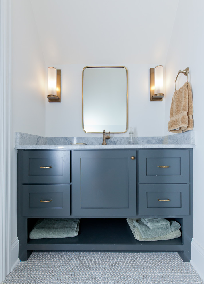 Foto på ett litet lantligt grå badrum, med luckor med infälld panel, grå skåp, en toalettstol med separat cisternkåpa, vita väggar, klinkergolv i keramik, ett undermonterad handfat, bänkskiva i onyx och vitt golv