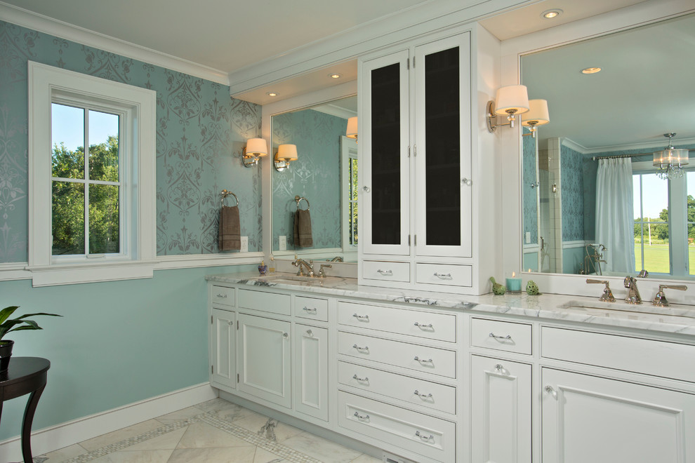 Cette image montre une salle de bain principale rustique avec un lavabo encastré, un placard à porte affleurante, des portes de placard blanches, un plan de toilette en marbre, un carrelage blanc, un mur bleu, un sol en marbre, une baignoire indépendante et une douche ouverte.