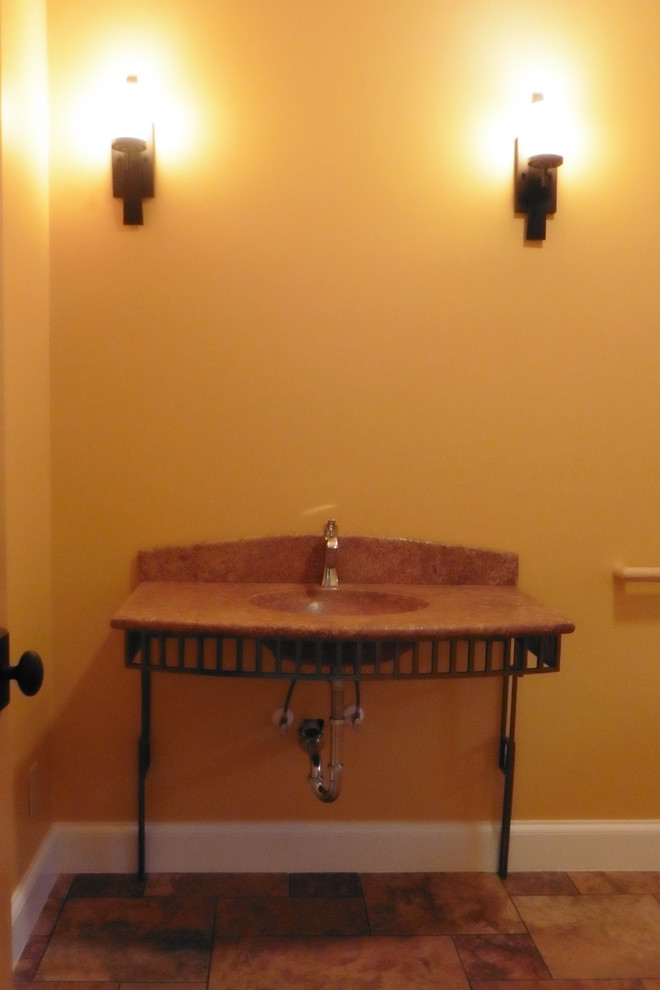 Esempio di una piccola stanza da bagno country con piastrelle rosse, piastrelle in pietra, pavimento in pietra calcarea, lavabo sottopiano e top in pietra calcarea