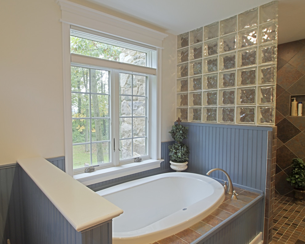 Inspiration för mellanstora amerikanska badrum, med skåp i shakerstil, blå skåp, ett platsbyggt badkar, vita väggar, skiffergolv, ett undermonterad handfat och bänkskiva i akrylsten
