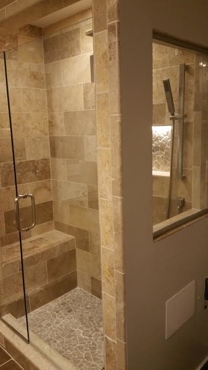 Esempio di una stanza da bagno padronale classica di medie dimensioni con doccia alcova, WC monopezzo, piastrelle marroni, piastrelle in ceramica, pareti beige, pavimento con piastrelle in ceramica e lavabo da incasso