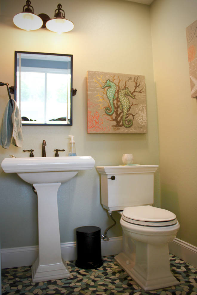 Esempio di una piccola stanza da bagno stile marino con lavabo a colonna, piastrelle multicolore e pavimento con piastrelle a mosaico