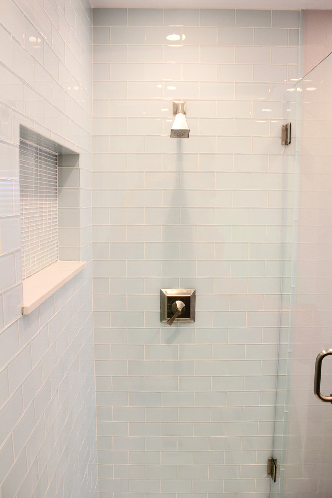 Maritim inredning av ett mellanstort badrum med dusch, med ett undermonterad handfat, en hörndusch, blå kakel, glaskakel och klinkergolv i keramik