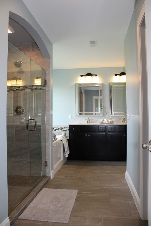 Imagen de cuarto de baño principal clásico renovado de tamaño medio con armarios estilo shaker, puertas de armario de madera en tonos medios, bañera encastrada, paredes verdes y lavabo bajoencimera