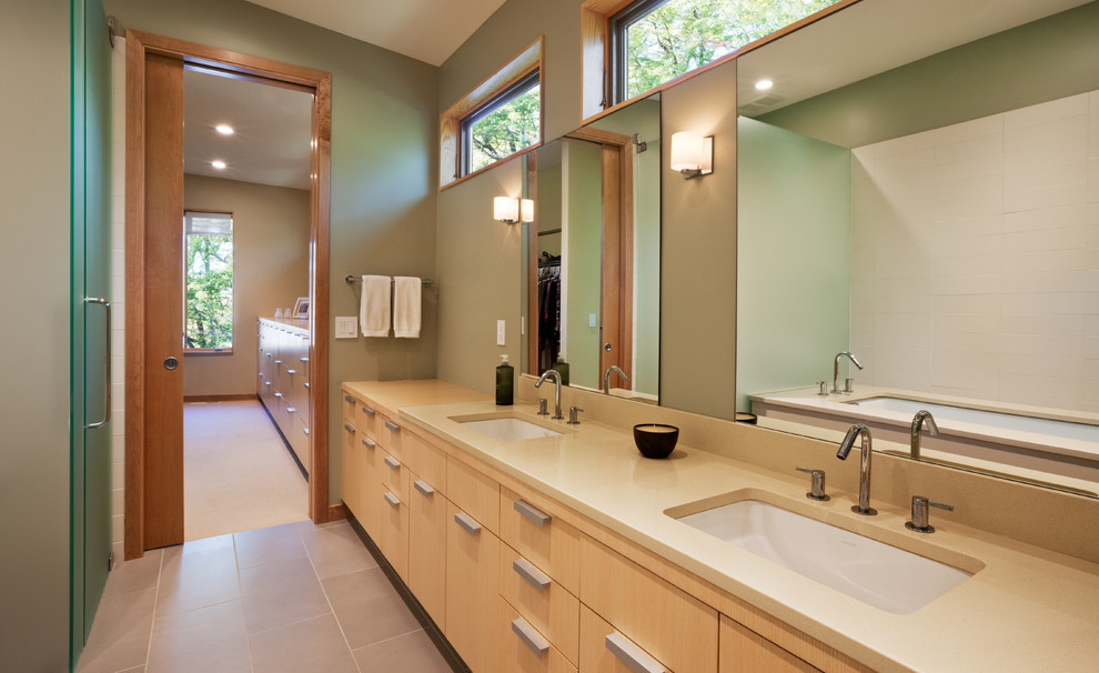 Источник вдохновения для домашнего уюта: ванная комната в современном стиле с врезной раковиной и окном