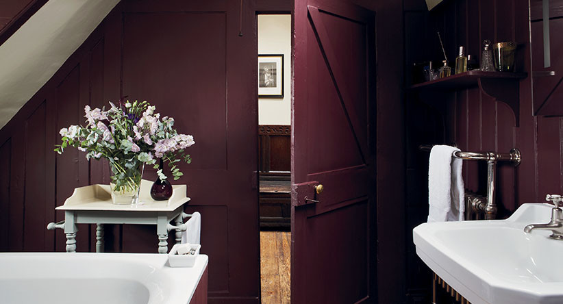 Idee per una grande stanza da bagno con doccia country con vasca da incasso, pareti rosse, pavimento in legno massello medio e lavabo a colonna