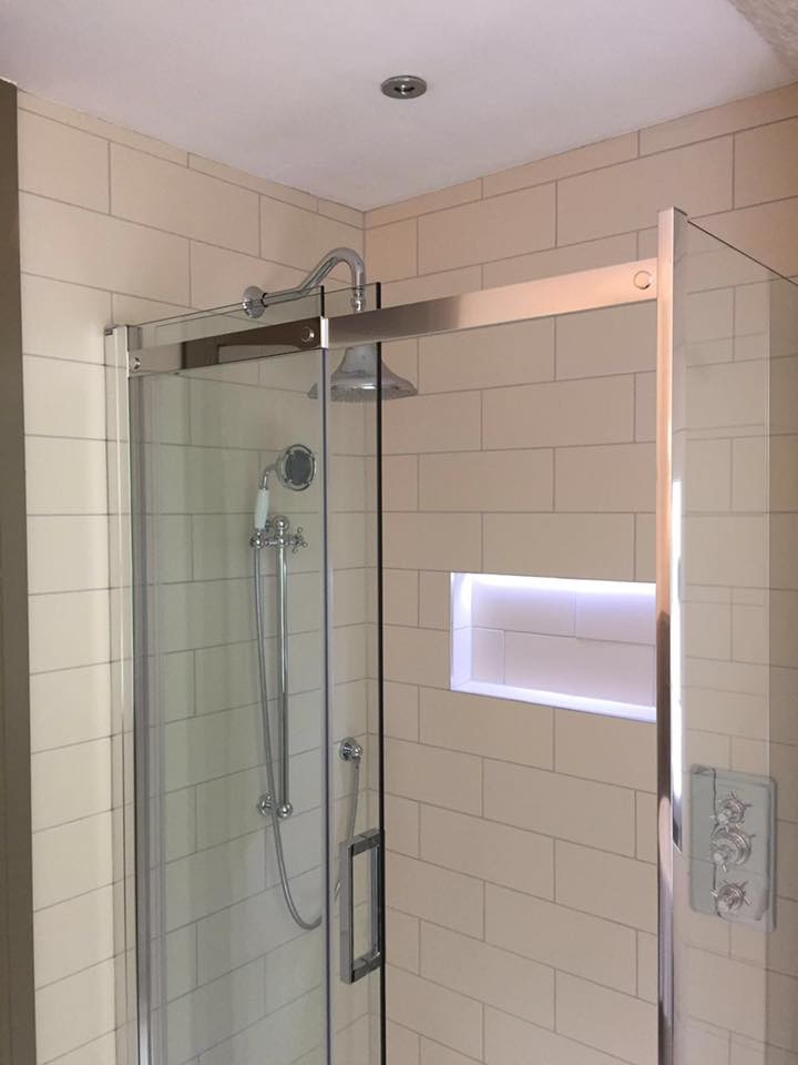 Foto di una stanza da bagno shabby-chic style di medie dimensioni con vasca freestanding e WC sospeso