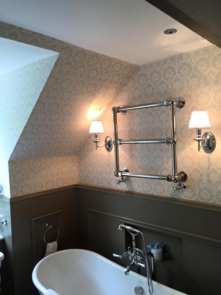 Diseño de cuarto de baño romántico de tamaño medio con bañera exenta y sanitario de pared