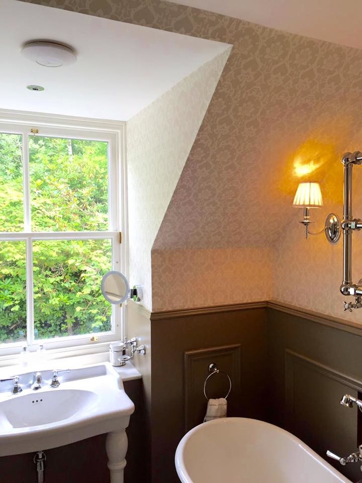 Ispirazione per una stanza da bagno shabby-chic style di medie dimensioni con vasca freestanding e WC sospeso
