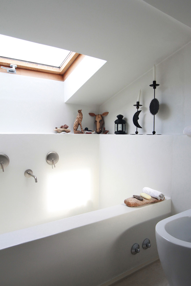 Asiatisches Badezimmer mit Badewanne in Nische und weißer Wandfarbe in Bologna